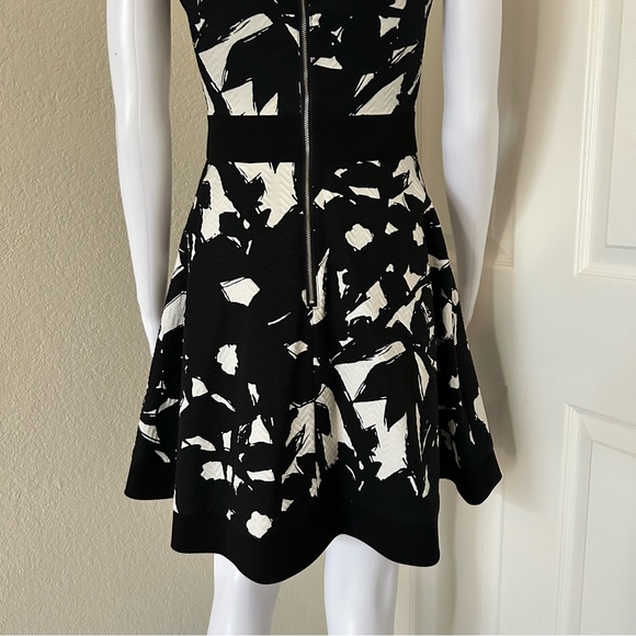 BANANA REPUBLIC Fit and Flare Dress in Black White Jacquard Short Sleeve - 0 - Picture 6 of 12